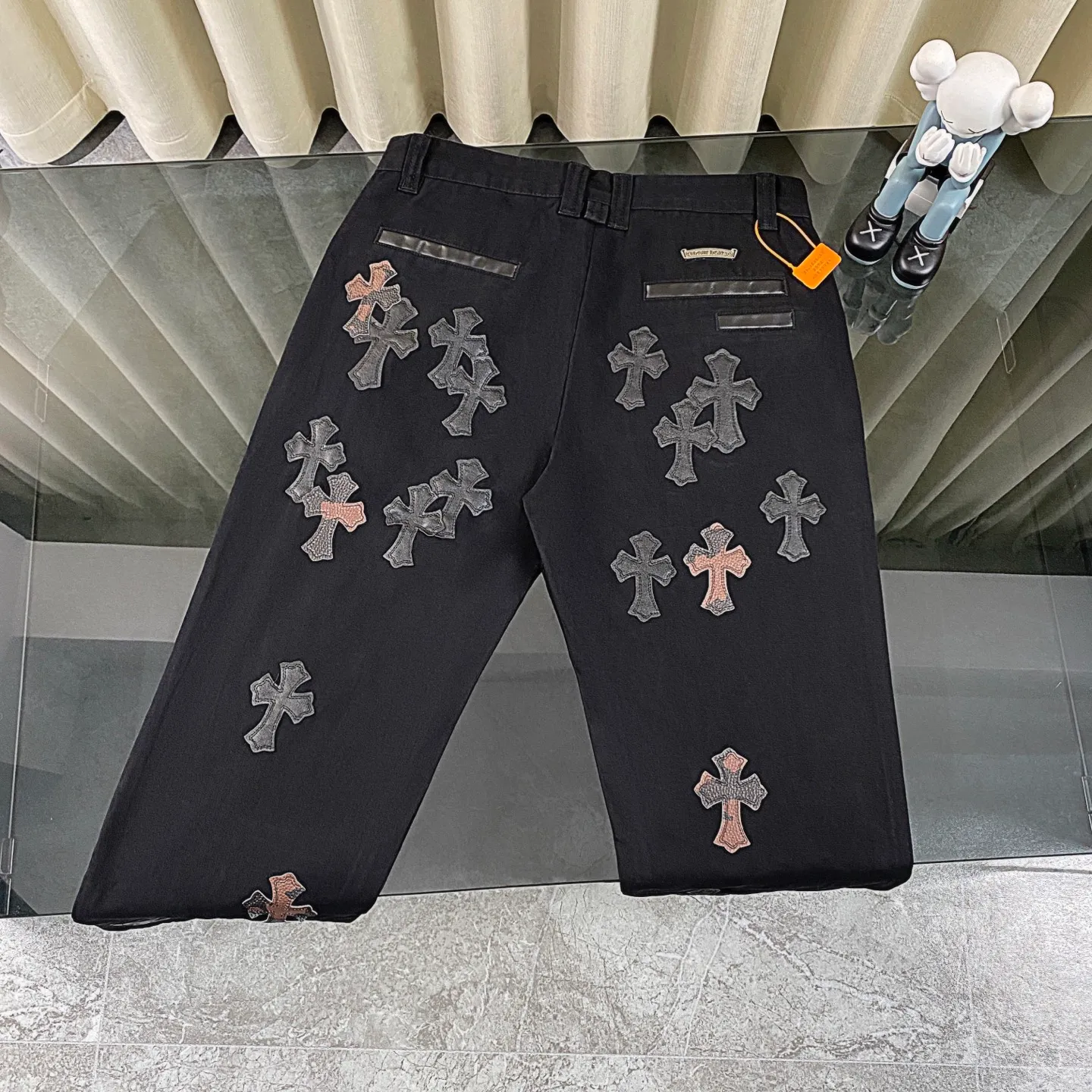 P260 chrome hearts camouflage cross patch leather black jeans vi Top heavy industry fashionable design] Consistent high street luxury style creation. Speaking of this style, the Zangyin family and GU family are definitely the leading representative brands. Especially the Zangyin family has really achieved a state-of-the-art effect in creating high street style. The unique washed material is used to create this style. The color system is quite eye-catching. After it is decorated with patchwork cross flowers, it cleverly highlights the charm of the brand. Secondly, this style uses classic The classic high-waist cutting design highlights the long legs and fashionable temperament of the upper body. The brand is highly recognizable and the slim fit configuration is more suitable for daily wear. It is a product that interprets personality, fashion, and specifications at a glance. This single product is enough to make any fan excited. It can be a white T-shirt for youthful preppy style, or a tight suspender for lady style. It has strong matching ability and can be easily controlled by men.  [Materials and craftsmanship] Needless to say, this point goes without saying. As an excellent craftsman brand, Zangyin’s requirements for details and craftsmanship are really perfect. The washed color of this model has gone through so many processes, not to mention the embellishment of denim appliques. It is also purely hand-made and sewn. Just like what they believe in, only hand-made things have soul and have the meaning of wear. A top-notch heavy-duty fashionable denim item, I look forward to your perfect interpretation! !  Size:28-36